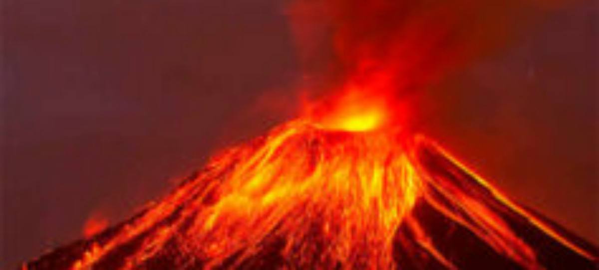 Fuerte erupción en un volcán de Indonesia