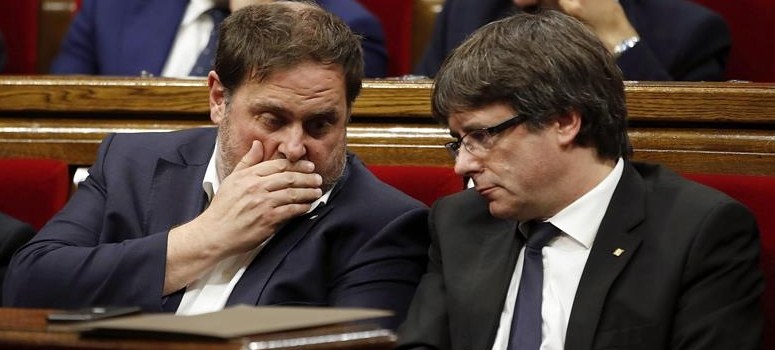 Puigdemont pide diálogo en el Parlament para firmar después un manifiesto unilateral de independencia
