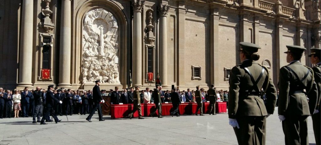 El alcalde podemita de Zaragoza, abuqueado en acto de la Guardia Civil