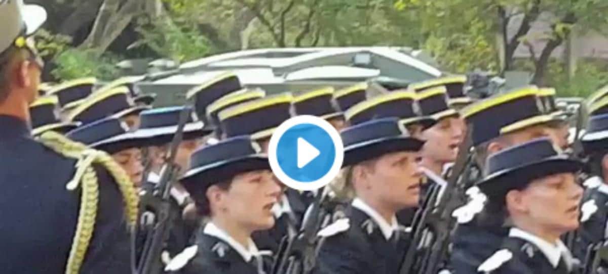 Los gendarmes franceses cantan el himno de la Guardia Civil