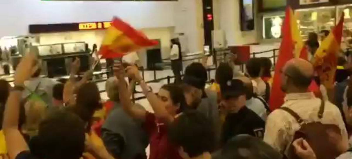 VÍDEO: Abucheos a Pablo Iglesias y gritos de ‘Viva España’ en la Estación de Sants