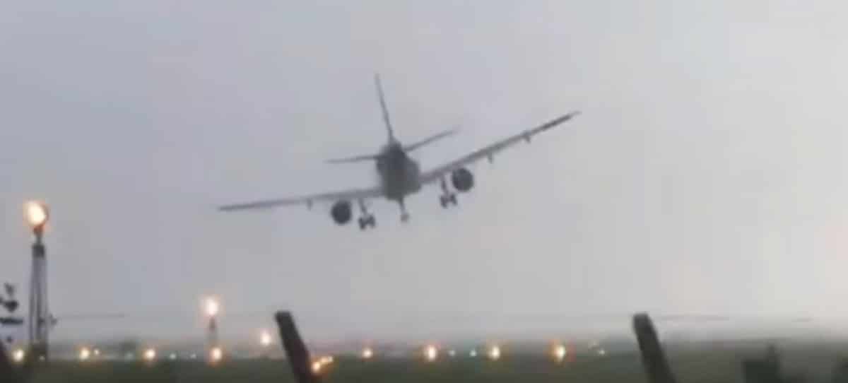 VÍDEO: El aterrizaje de un avión de Air Lingus sacudido por el huracán Ophelia