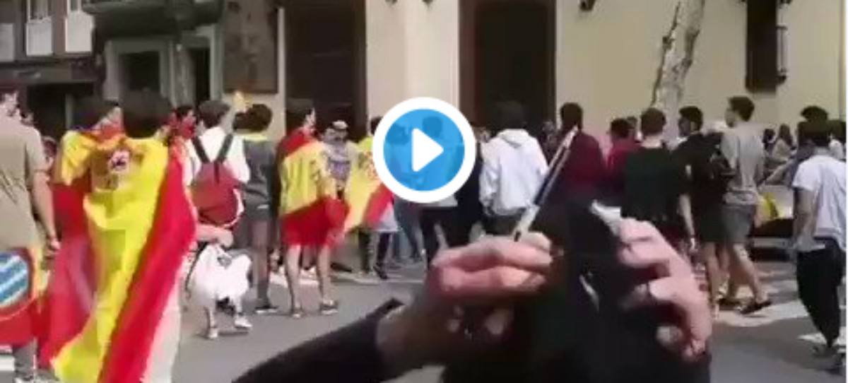 Brutal pelea entre cien jóvenes con banderas españolas y catalanas