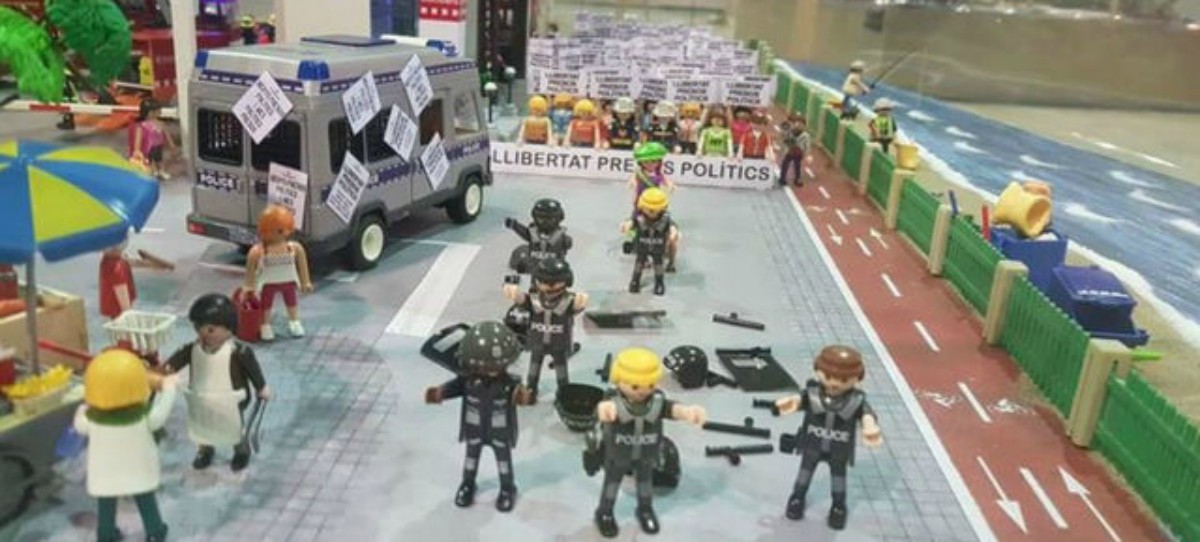 Separatistas utilizan una exposición de Playmobil para niños: ‘Libertad presos políticos’