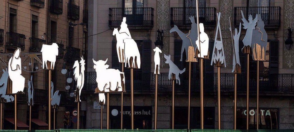 La Navidad de Colau: Coloca un belén aéreo y minimalista en Barcelona