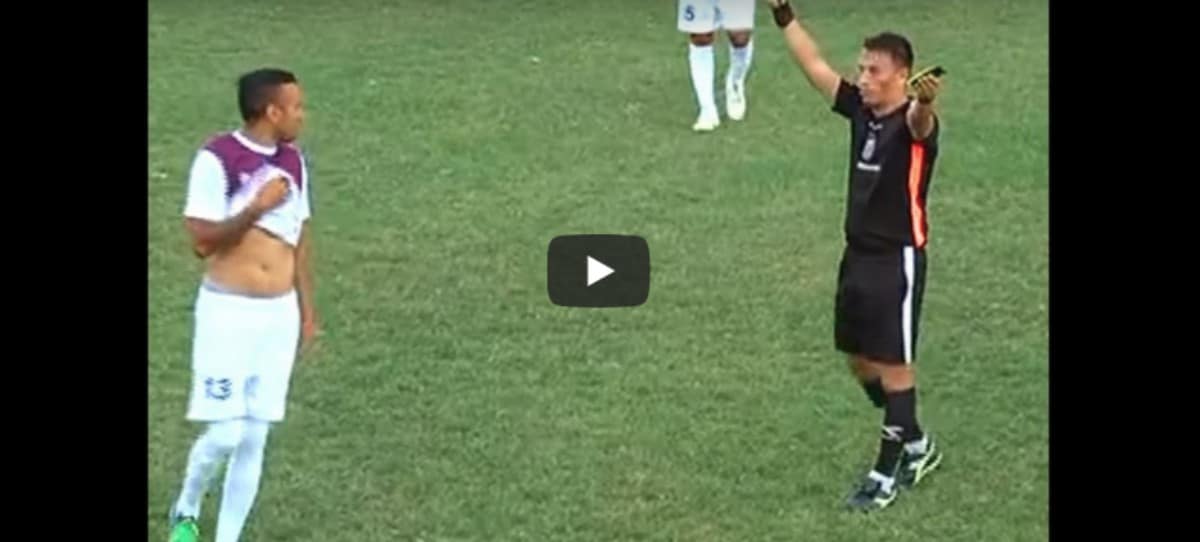 Vídeo Viral: Un futbolista recibe dos amarillas en 10 segundos