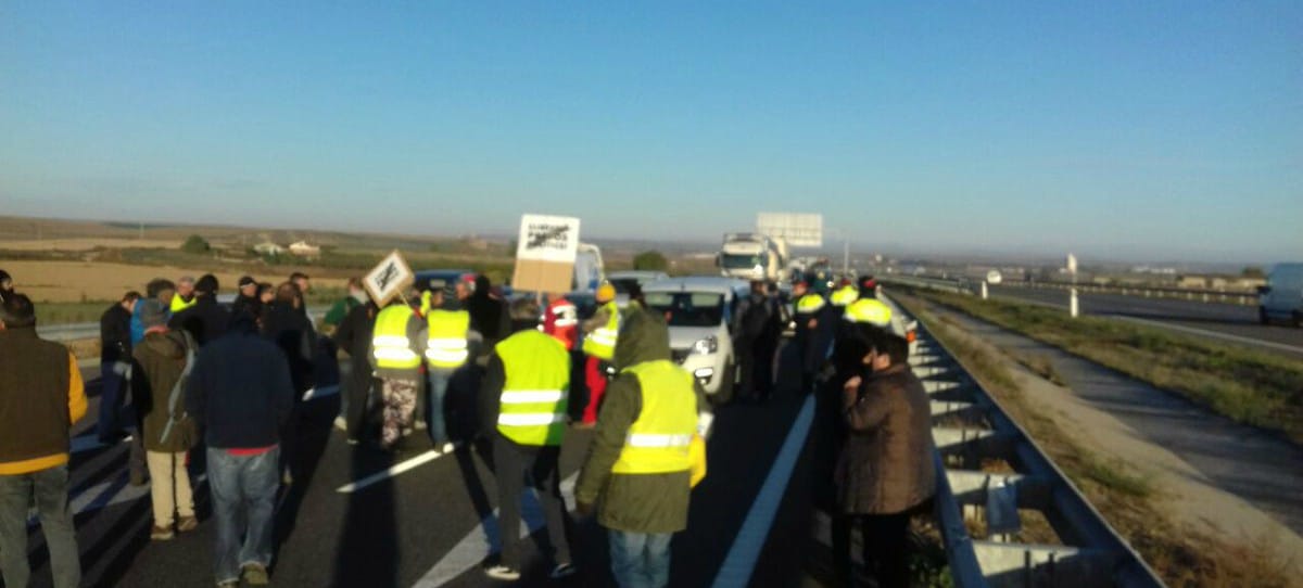 Huelga en Cataluña: 60 carreteras cortadas, Barcelona aislada y los Mossos sin actuar