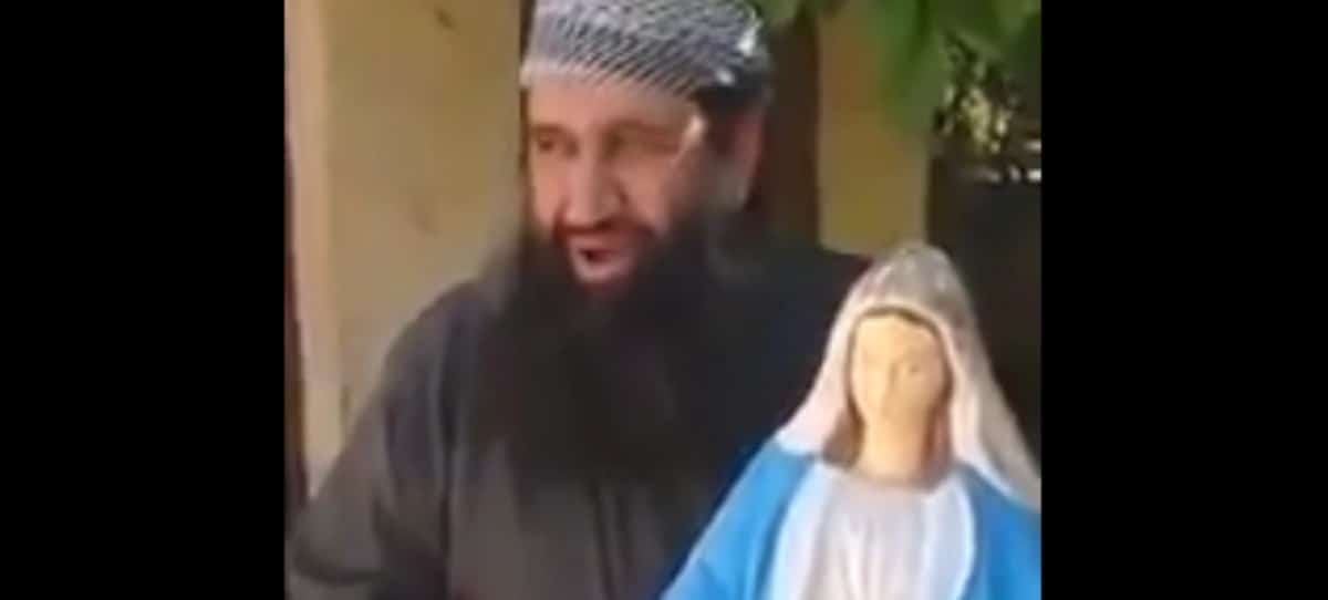 La violencia yihadista: Un musulmán destruye una estatua de la Virgen María