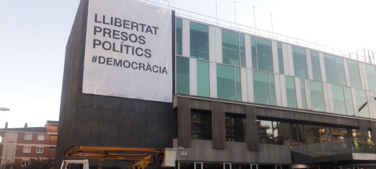 Sant Cugat gasta el dinero del Ayuntamiento en recolocar la pancarta de los ‘presos políticos’