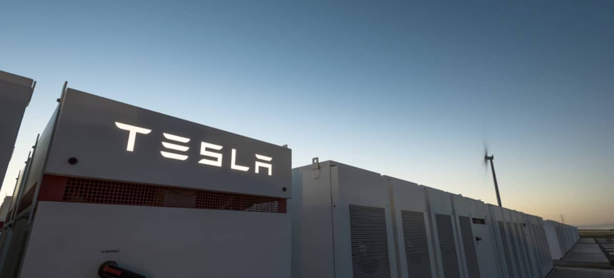 Musk gana la apuesta: instala la superbatería de Tesla, que funciona sin Sol ni viento