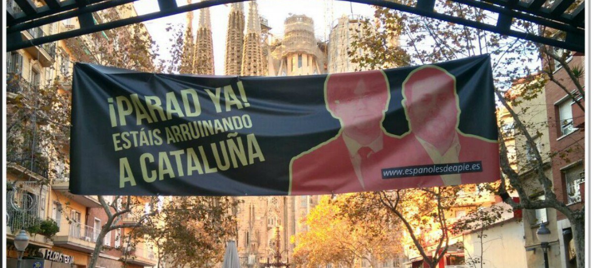 Barcelona se llena de pancartas a Puigdemont: ‘Parad ya’