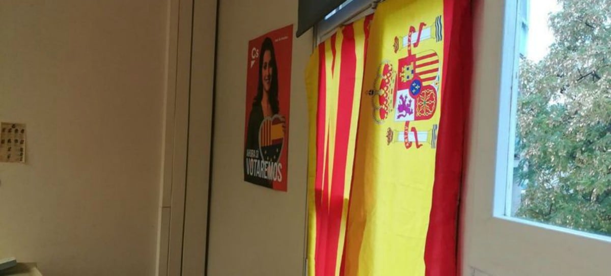El PSC ‘denuncia’ a Cuidadanos por tener la bandera oficial catalana y española en el Ayuntamiento de Santa Coloma