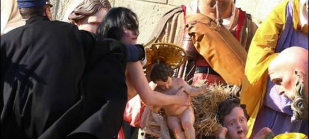 Una feminazi intenta llevarse el niño Jesús del belén del Vaticano