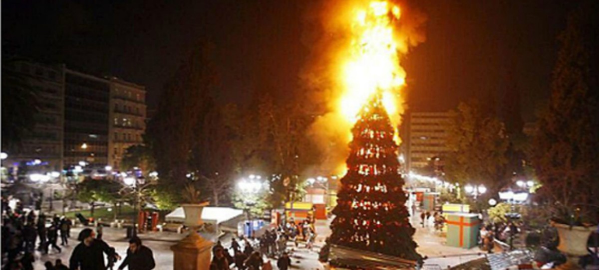 Los tolerantes de IU incitan al odio y ‘felicitan’ la Navidad con un abeto en llamas
