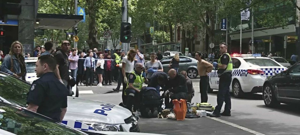 Un coche atropella a una multitud en Melbourne