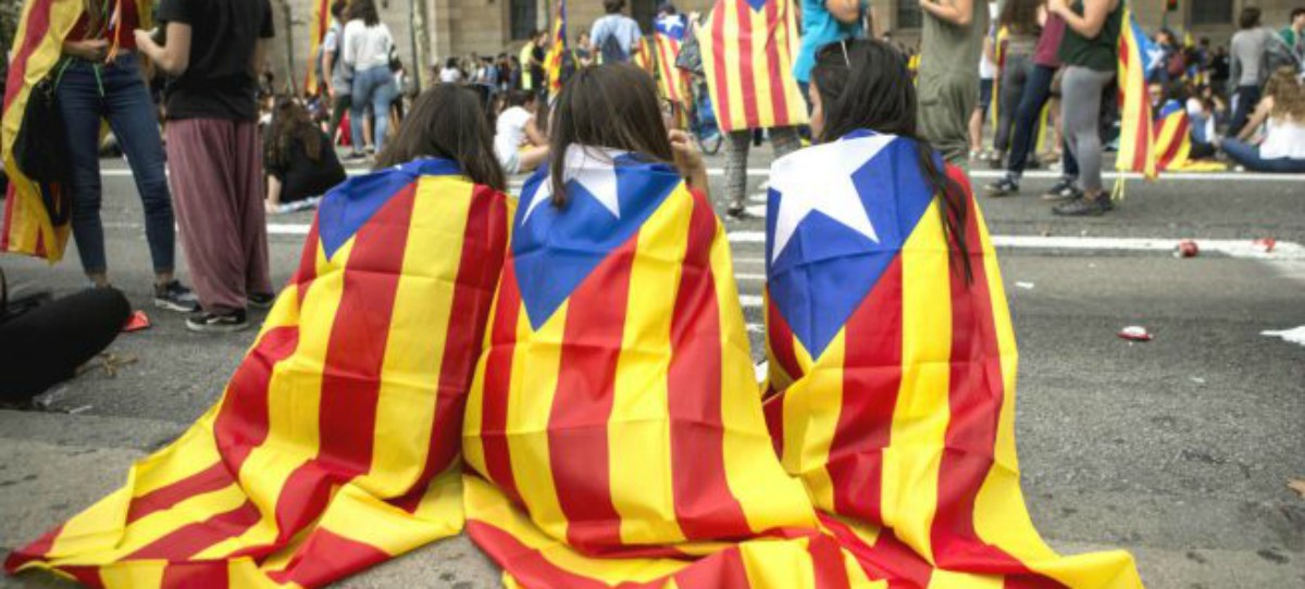 La Generalitat salda la agresión de una profesora a una niña de 10 años por pintar una bandera española con un expediente leve