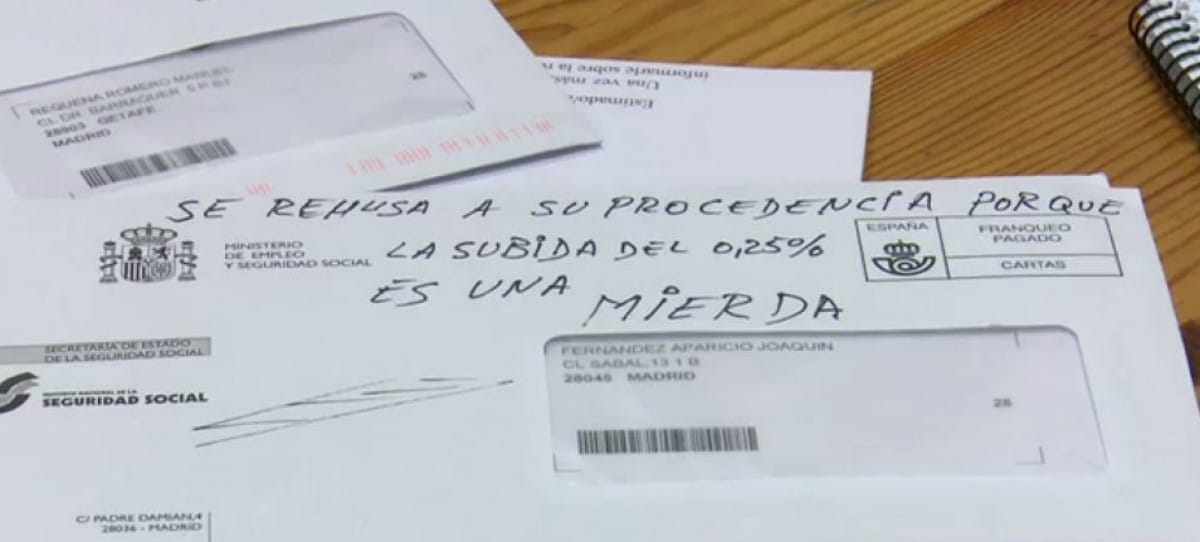 Los pensionistas devuelven sus cartas a Bañez: 'La subida del 0,25% es una mierda'