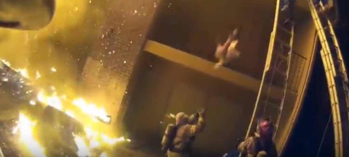 VÍDEO: Un bombero coge al vuelo a una niña lanzada desde un edificio en llamas