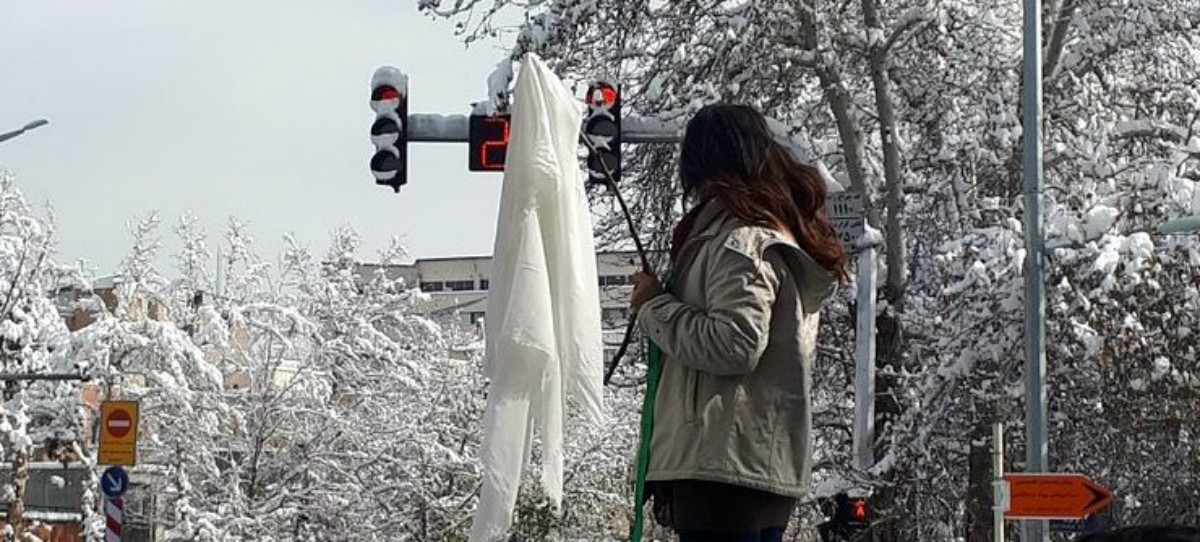 Quitarse el velo en Irán: La protesta de una mujer que colgó su 'hiyab' en un palo