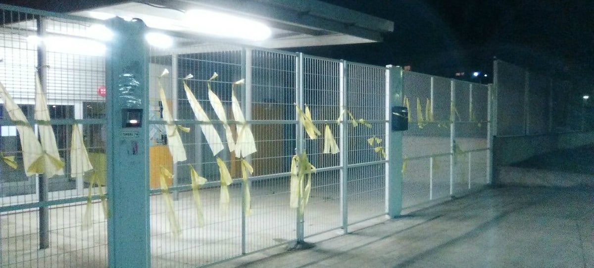 Primeras multas en Salou por colocar lazos amarillos en lugares públicos