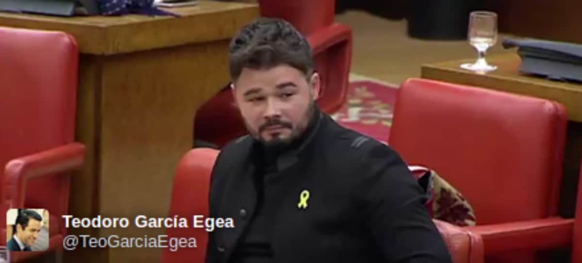 Zasca a Rufián en el Congreso mientras se distrae enTwitter