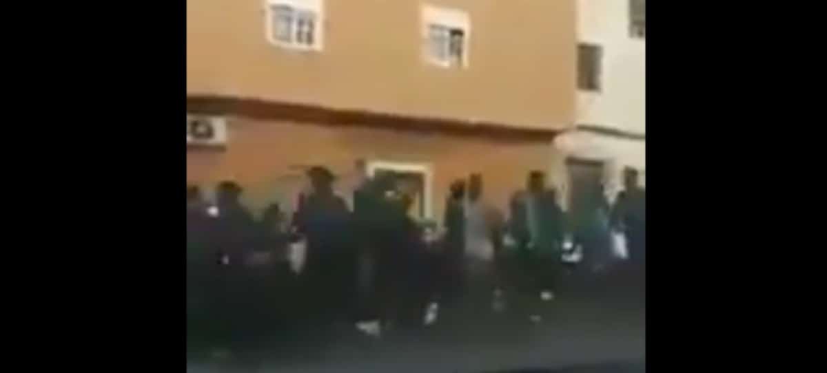 Vídeo de una oleada de 300 inmigrantes que corren tras saltar la valla de Melilla