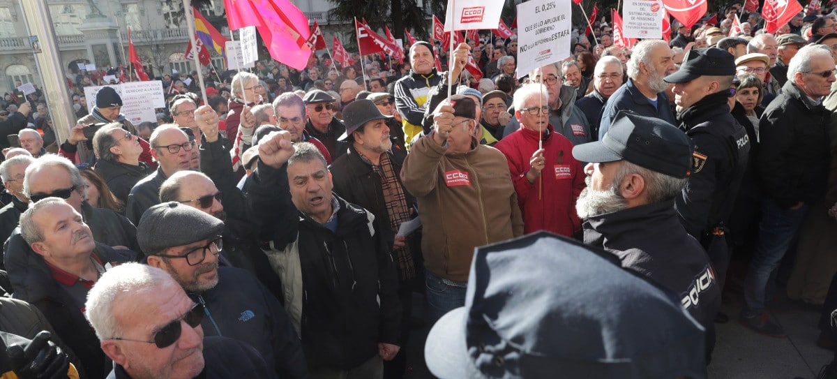 El PSOE y centenares de jubilados cargan contra la "congelación de las pensiones" de Zapatero