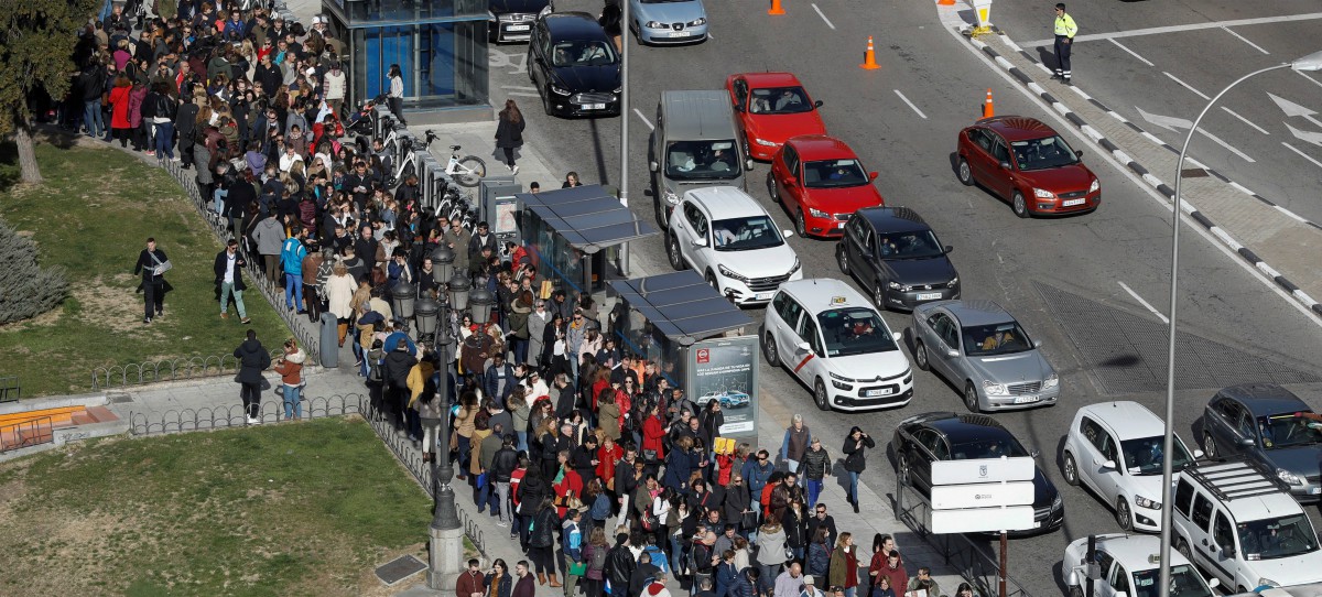 Miles de personas hacen una fila de cuatro horas por una oferta de trabajo en el hotel VP Plaza España