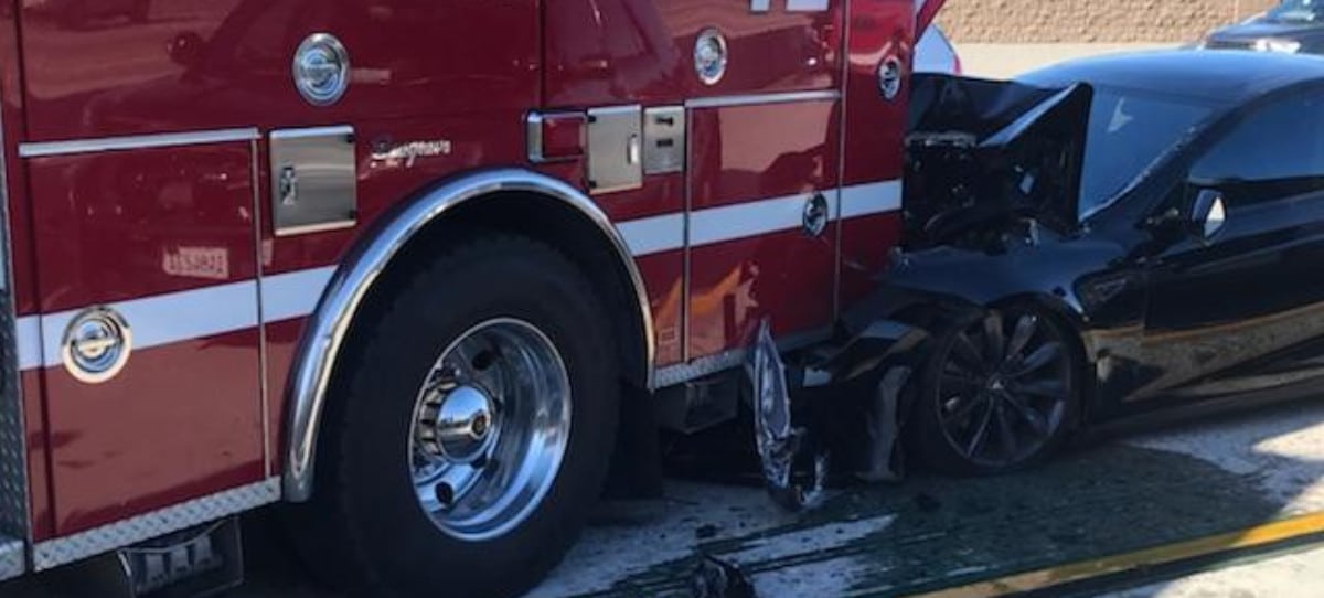 Un Tesla en 'autopilot' se empotra contra un camión de bomberos