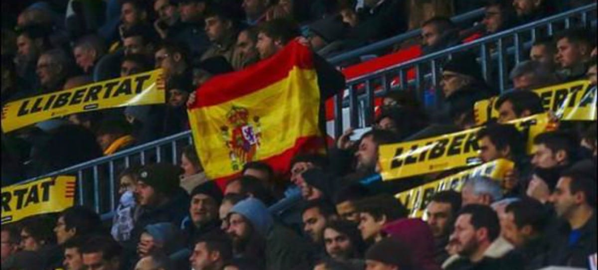 Un patriota cuela una bandera de España en el Campo Nou