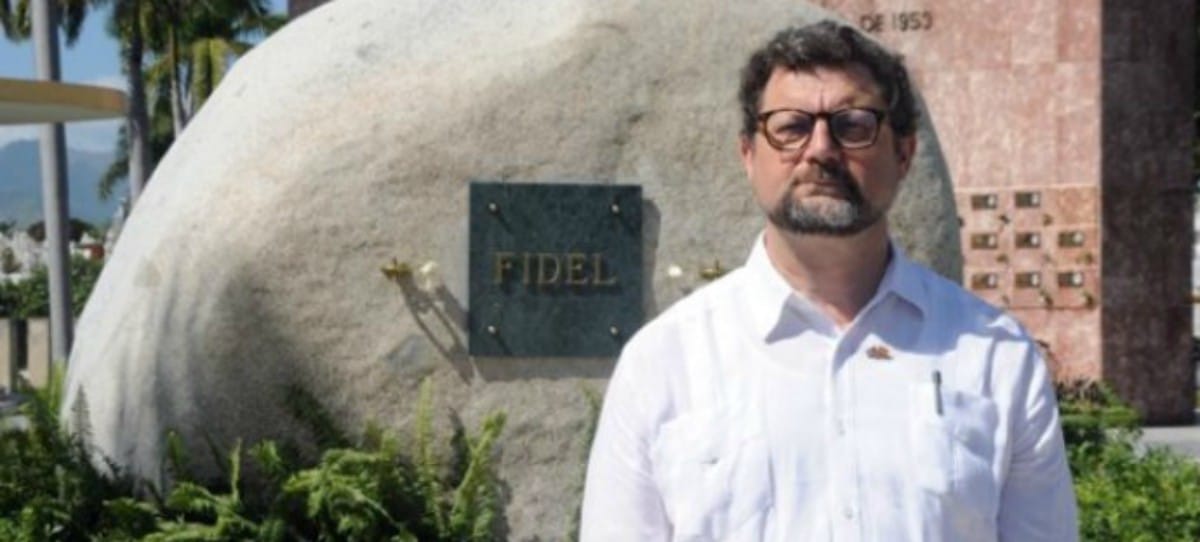 El embajador de España en Cuba posa frente al mausoleo de Fidel e incendia las redes