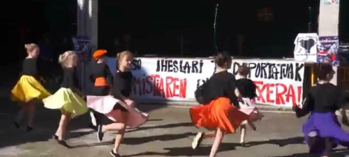 Niños vascos bailan el aurresku en homenaje a los presos etarras