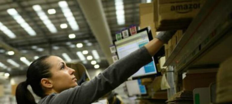 Trabajadora de Amazon. / EFE