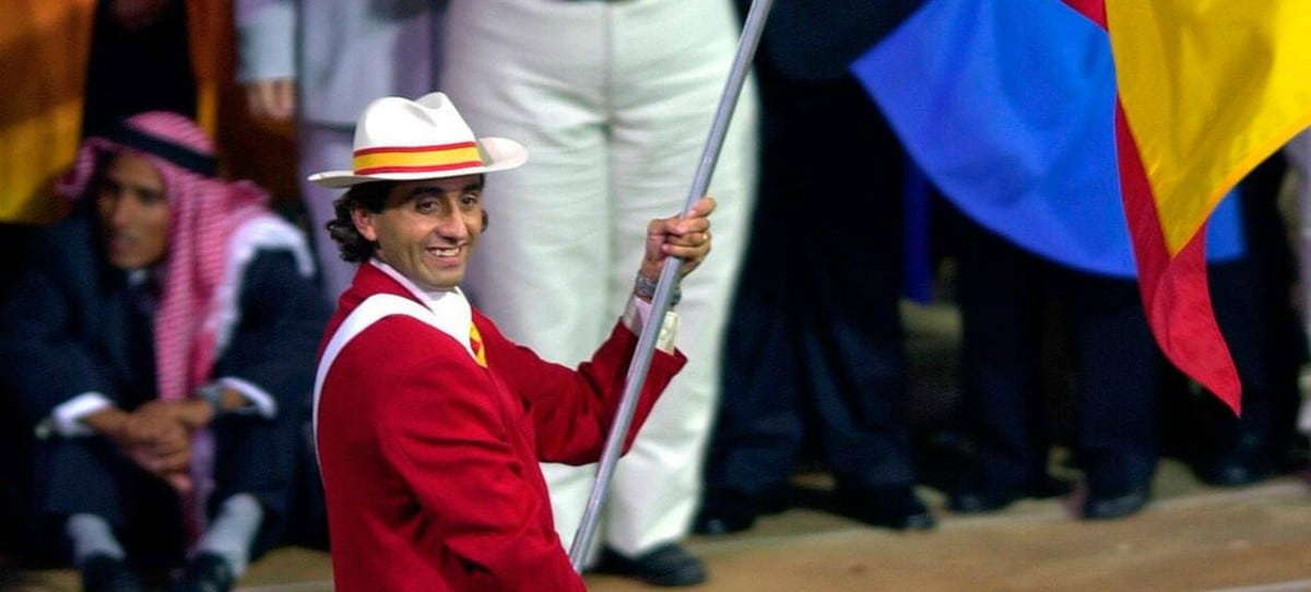 Manel Estiarte, abanderado español en Sidney 2000, con el lazo amarillo