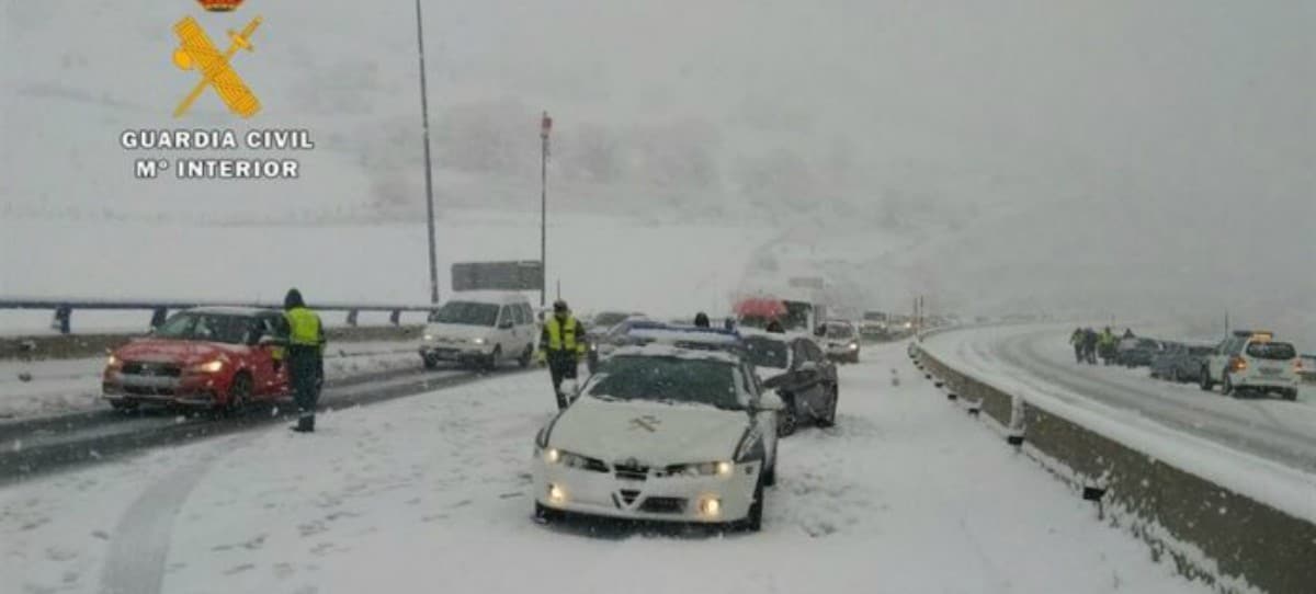 La Guardia Civil libera a decenas de vehículos atrapados por la nieve en la A-67 en Montabliz