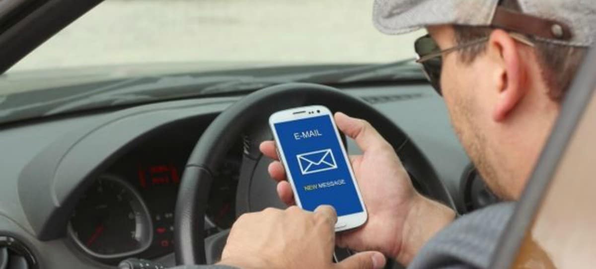Francia prohíbe usar el móvil en el coche, aun estando detenido