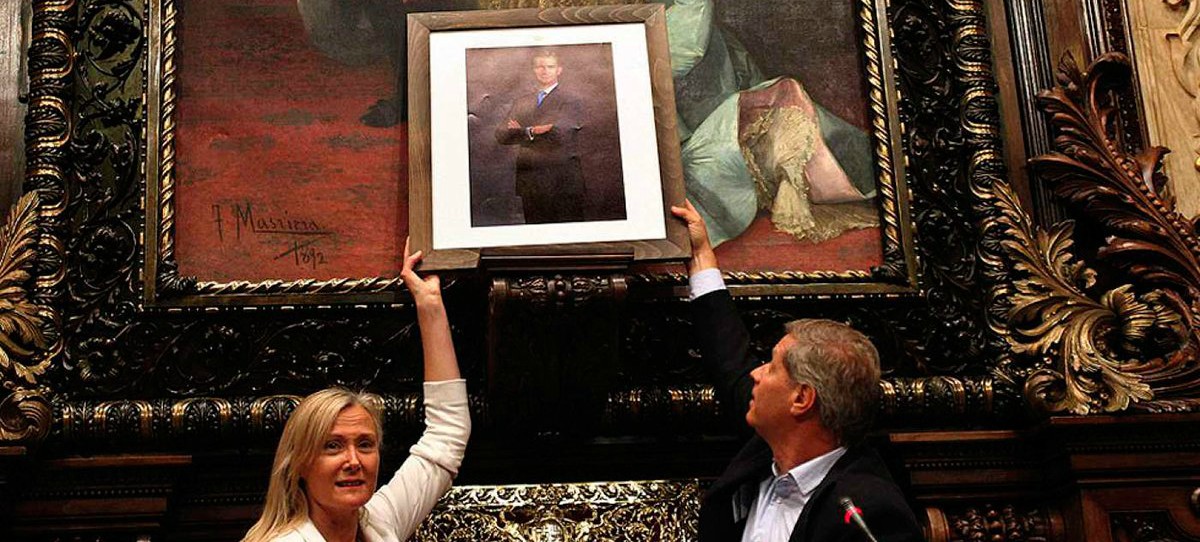 Colau, obligada a colgar de nuevo el retrato de Felipe VI en el Ayuntamiento de Barcelona