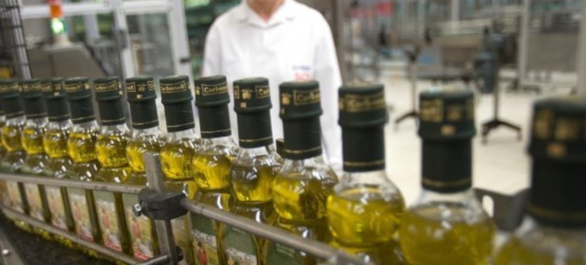 El precio del aceite de oliva en España, líder mundial, más caro que en los países vecinos