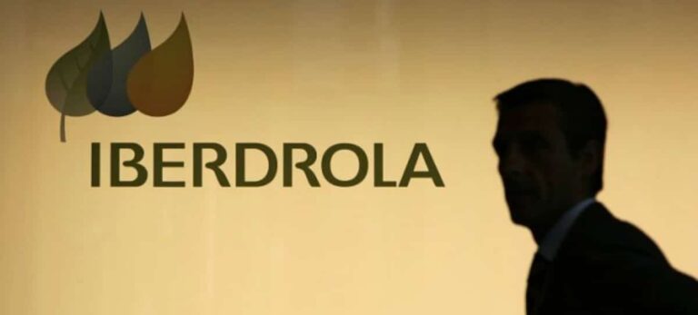 Logotipo de Iberdrola en su sede en Madrid