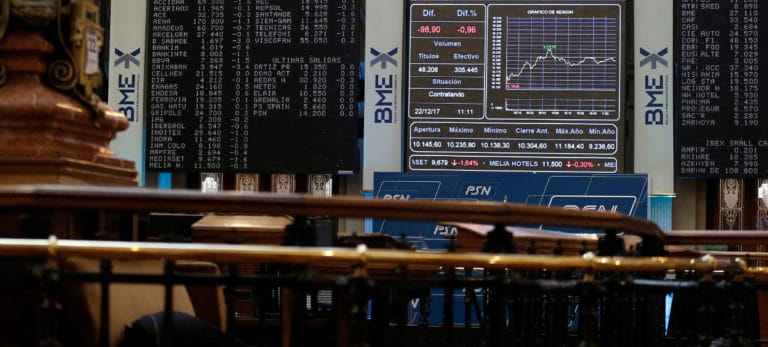 El IBEX 35 cae el 0,38% tras reavivarse la tensión comercial entre EEUU y China