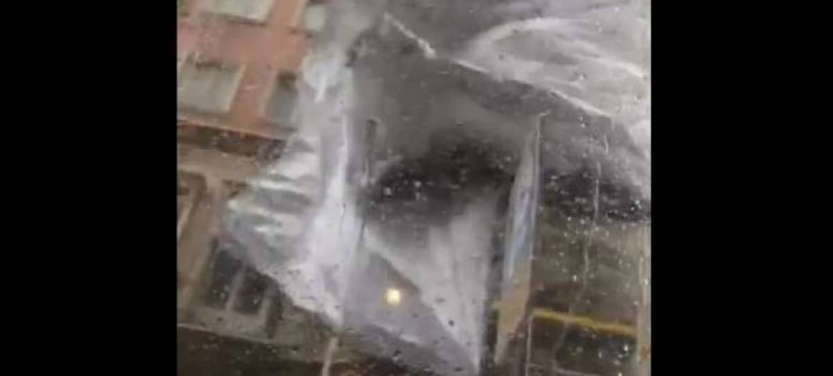 El fuerte temporal arranca el cartel de Plaza de España