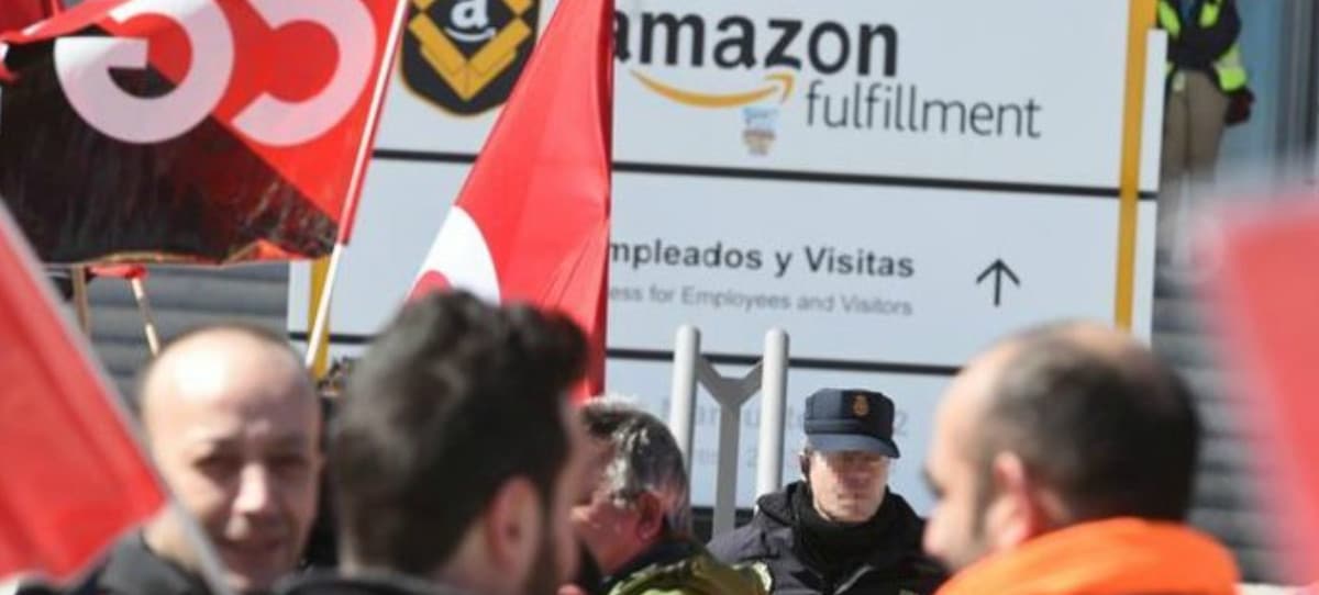 La Policía carga contra los trabajadores huelguistas de Amazon