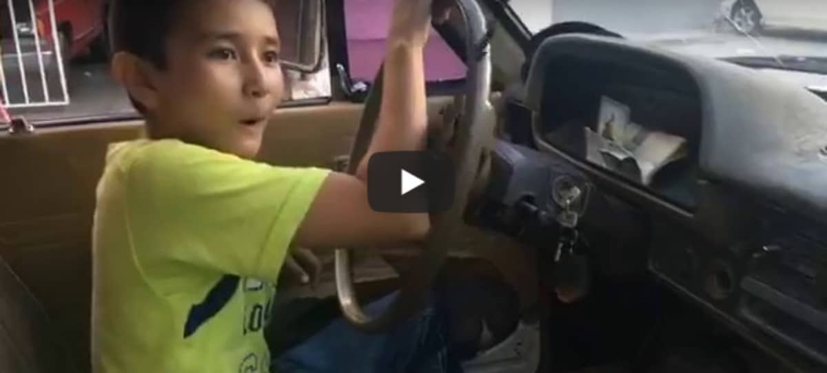 Vídeo viral en el que aparece un niño de 7 años conduciendo