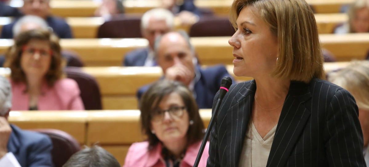 Zasca de Cospedal a una senadora podemita por el izado de la bandera de España en los cuarteles