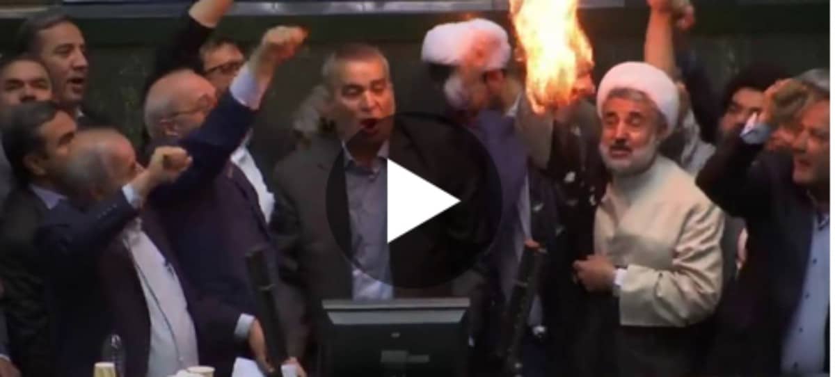 Diputados iraníes queman la bandera estadounidense en el Parlamento al grito de «muerte a EEUU»