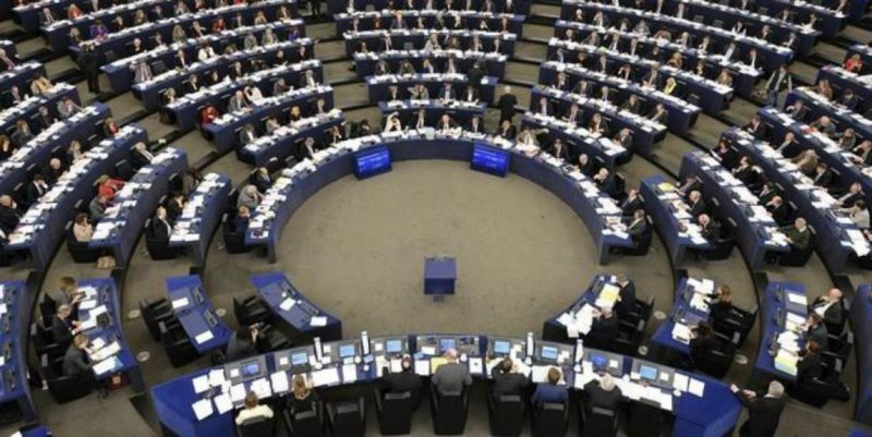 Los eurodiputados europeos piden más impuestos para pagar la burbuja de la deuda pública