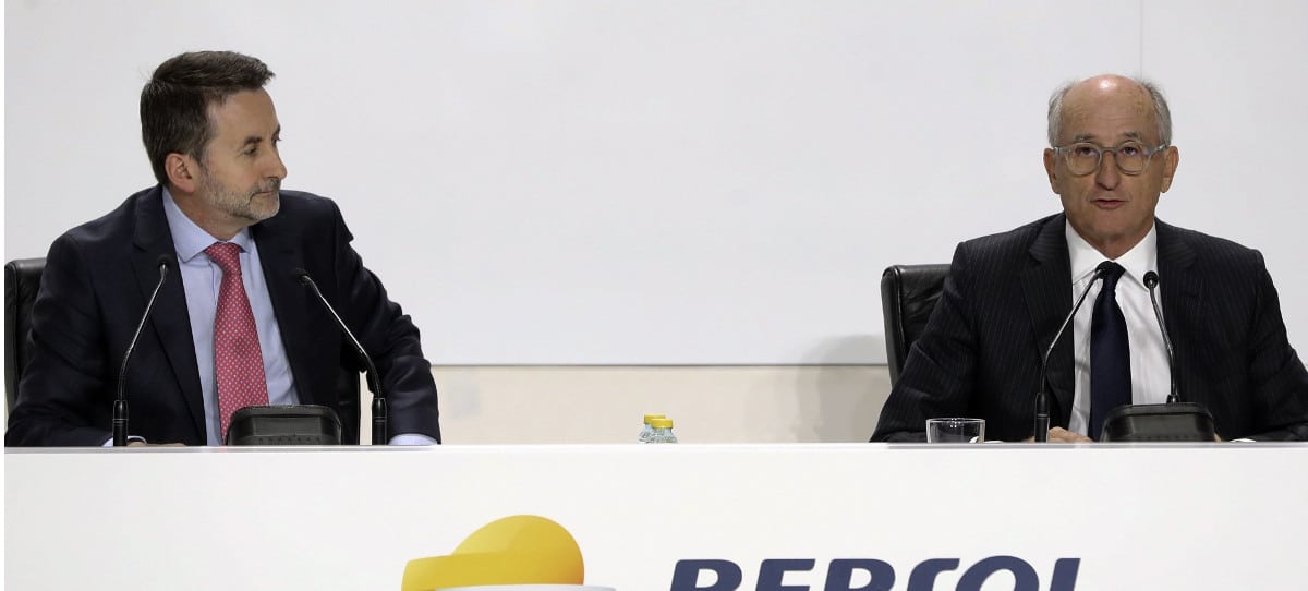 Repsol, que gana casi 2.800 millones en nueve meses, amenaza al Gobierno de Sánchez con no invertir en España