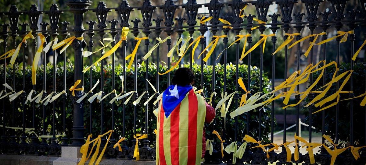 Colau multa a un hombre por colgar carteles buscando trabajo, mientras empapelan de amarillo Barcelona