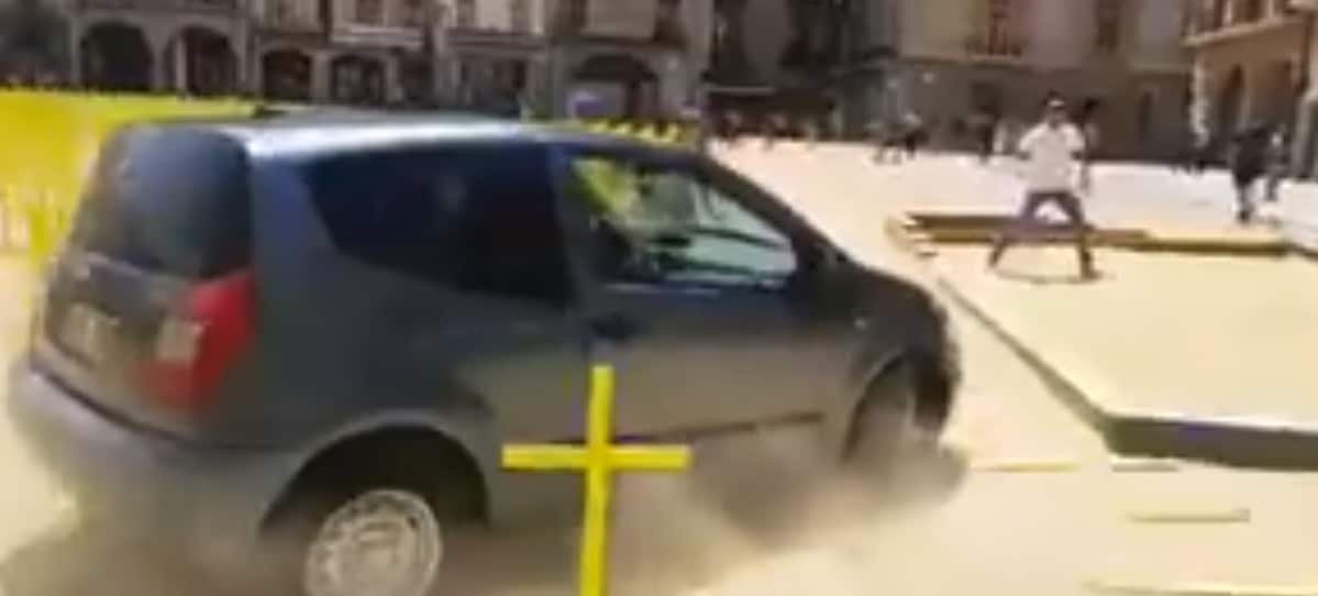 Limpian las cruces amarillas de la plaza de VIC ante la inacción del Gobierno