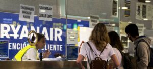 Trabajadoras del servicio de atención al cliente de Ryanair del aeropuerto de El Prat en Barcelona, informan a los usuarios de la huelga en toda España de los tripulantes de cabina de la aerolínea irlandesa